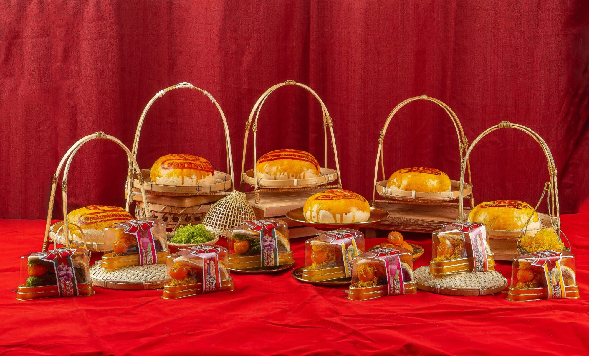 ขนมเป๊ยะนำโชคไข่ทะลัก อร่อยซอย8
